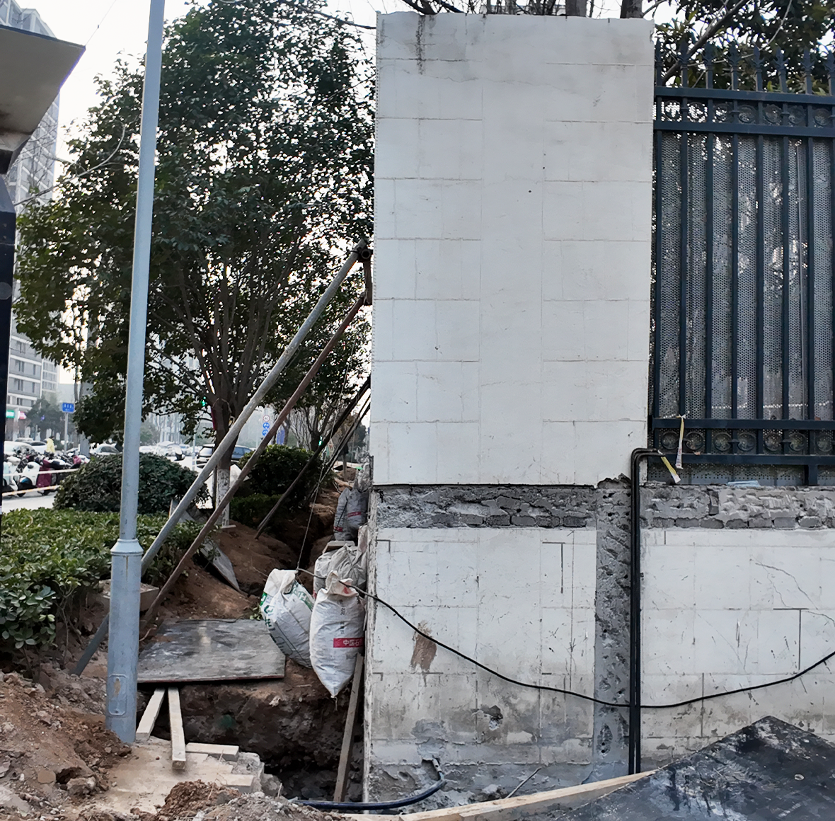 某中学围墙纠偏加固项目