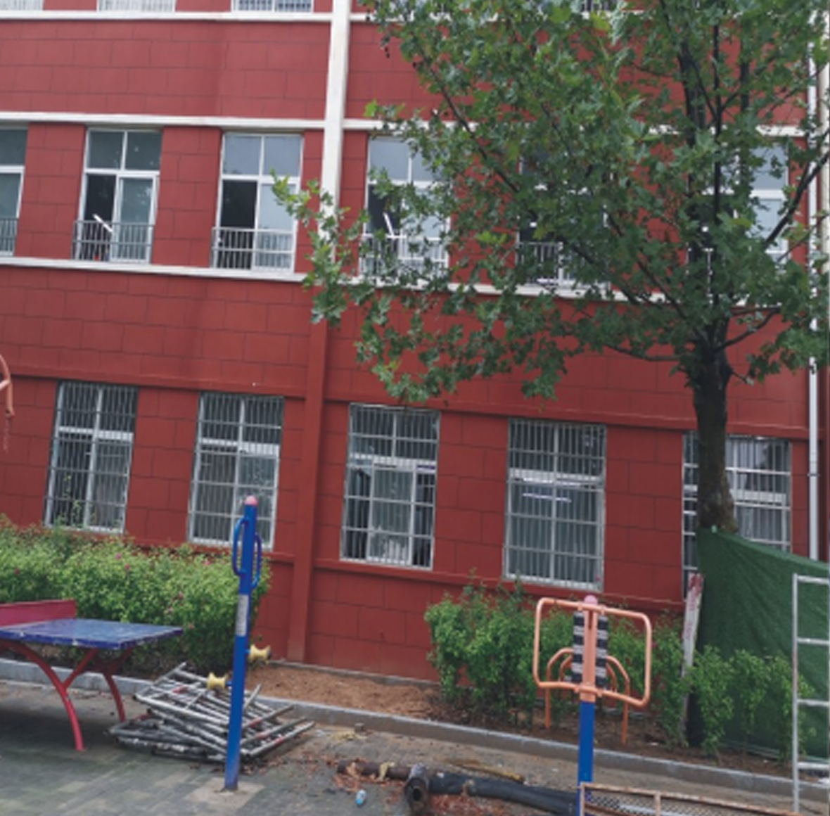 教学楼新设门厅改造前图3