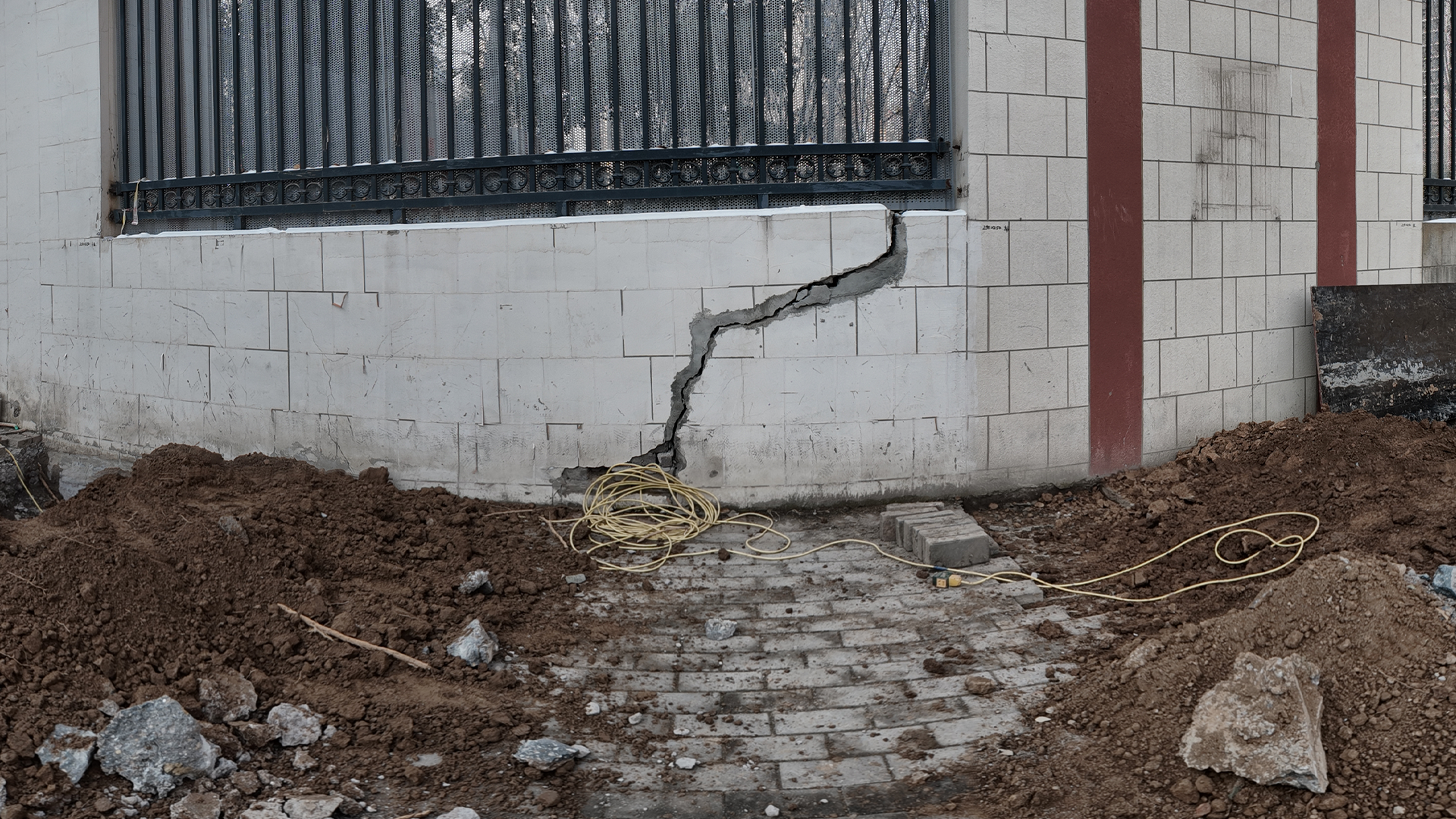 围墙纠偏加固项目